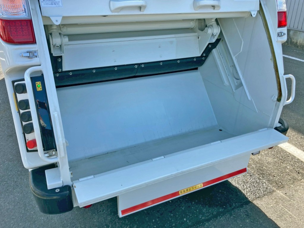 積み込み方式はプレス式です。|日野 デュトロ 2KG-XZU605X(2WD)の写真17