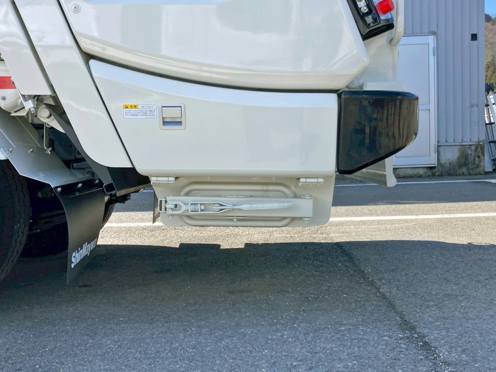 汚水タンクの排水口です。|日野 デュトロ 2KG-XZU605X(2WD)の写真19