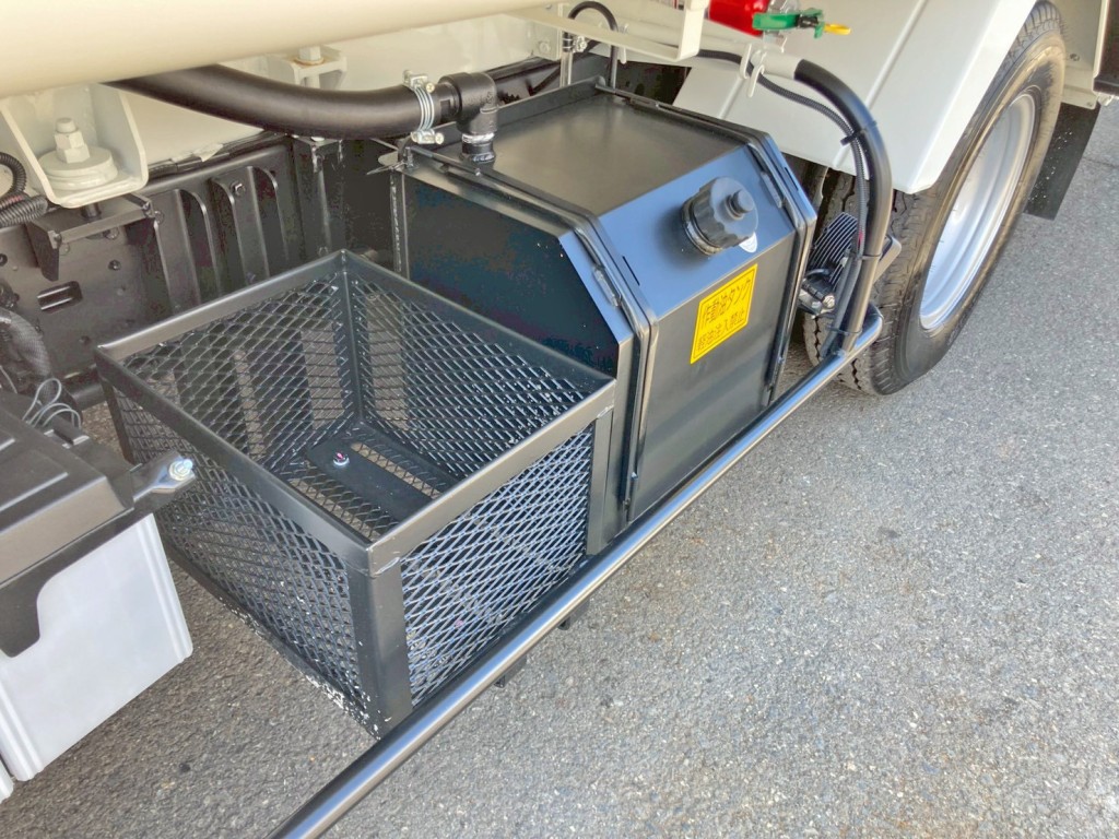 助手席側にりん木入れが付いています。|日野 デュトロ 2KG-XZU605X(2WD)の写真22