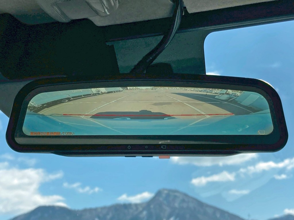 ルームミラーはバックモニターに切り替わります。|日野 デュトロ 2KG-XZU605X(2WD)の写真26