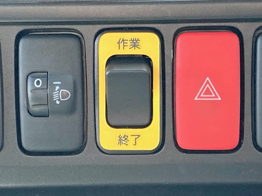 積み込み作動時の操作スイッチです。(作業：かきこみ時回転します 終了：かきこみ時降りたところで停止)|日野 デュトロ 2KG-XZU605X(2WD)の写真28