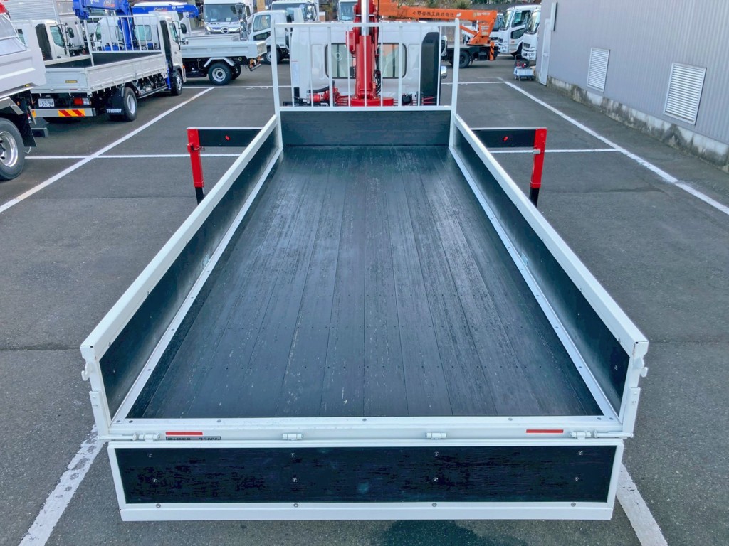 床は板張りです。|日野 レンジャー 2KG-FE2ACAの写真8