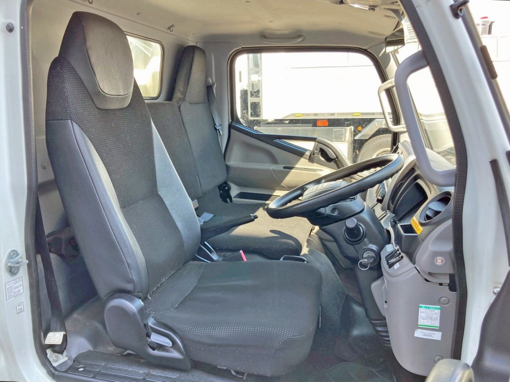 乗車定員は3名です。|三菱 キャンター TPG-FBA20(2WD)の写真7