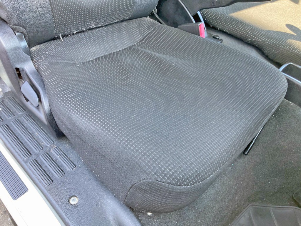 運転席座面にヘタリがあります。|三菱 キャンター TPG-FBA20(2WD)の写真8