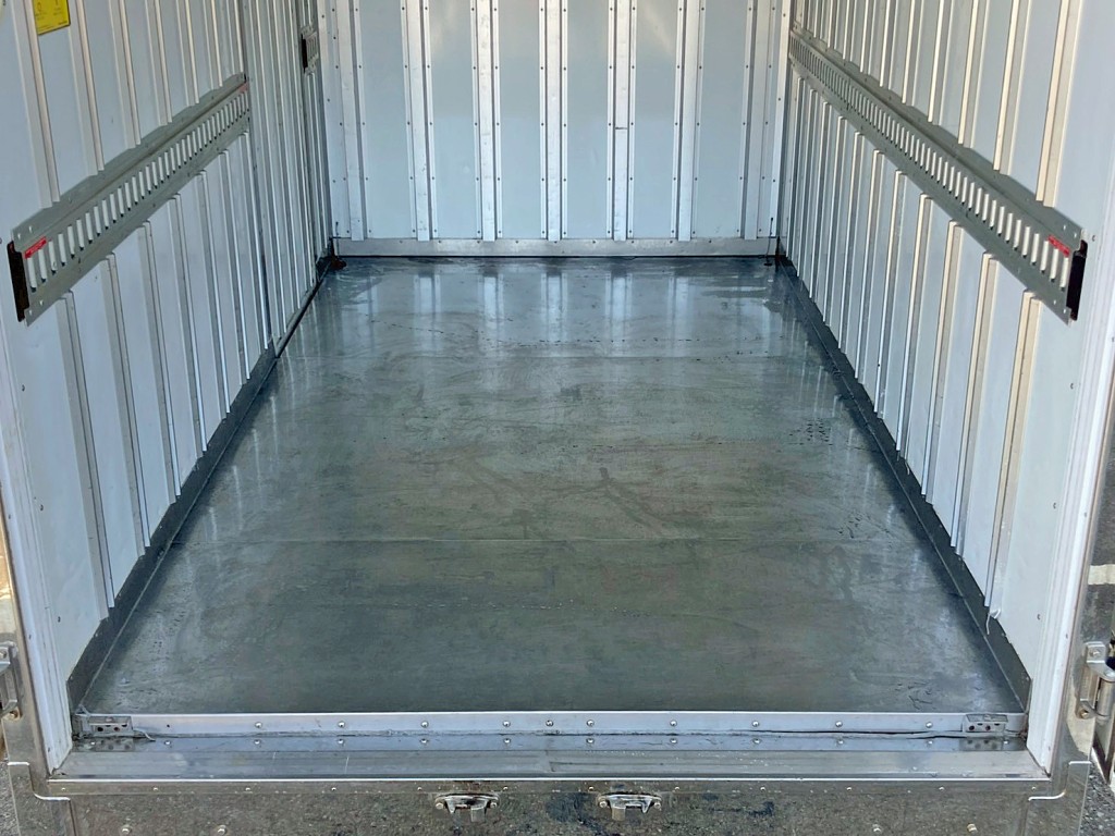 床はステンレス製です。|三菱 キャンター TPG-FBA20(2WD)の写真14