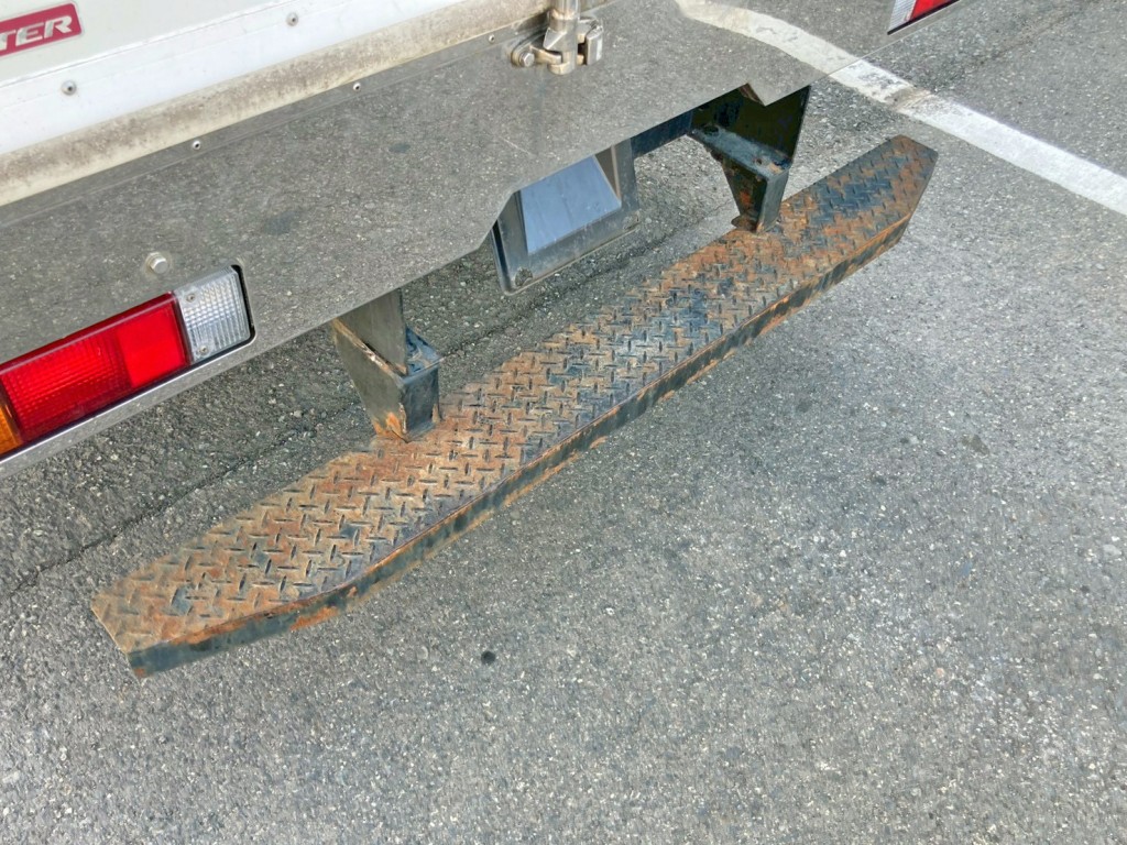 リヤステップにサビがあります。|三菱 キャンター TPG-FBA20(2WD)の写真17