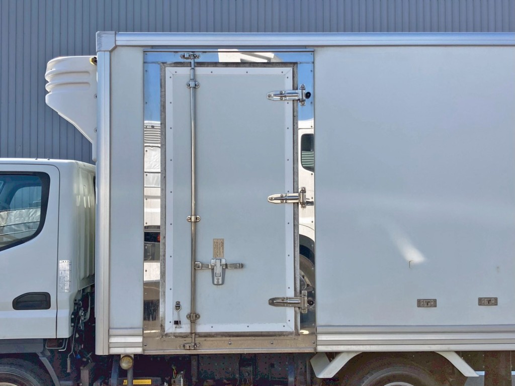 ボディー助手席側前方に片開き式のサイドドアが付いています。|三菱 キャンター TPG-FBA20(2WD)の写真18