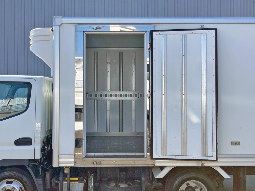 サイドドアを開いた状態です。(門口周りはステンレス製です)|三菱 キャンター TPG-FBA20(2WD)の写真19