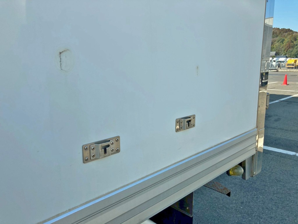 ボディー助手席側後方に割れがあります。|三菱 キャンター TPG-FBA20(2WD)の写真20