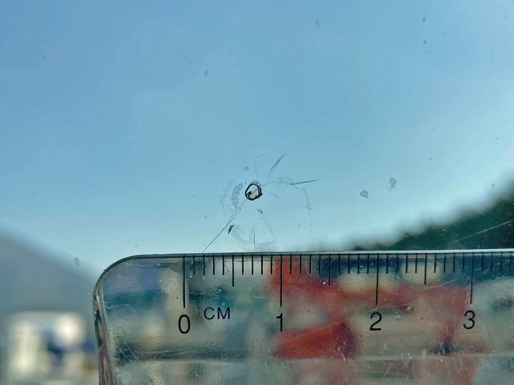 フロントガラスの助手席側上部に飛び石跡があります。|三菱 キャンター TPG-FBA20(2WD)の写真21