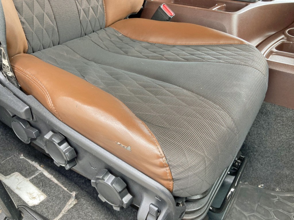 運転席座面にヘタリ・破れがあります。|日野 プロフィア 2DG-SS1EKHAの写真9