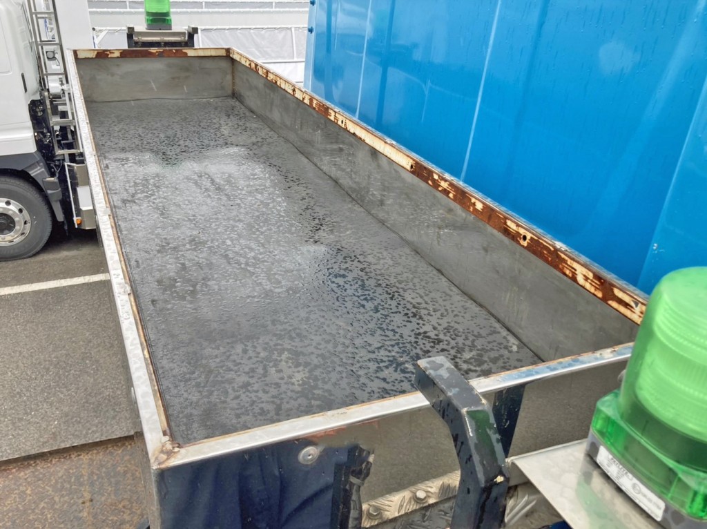 つい立上部のシートデッキの状態です。|日野 プロフィア 2DG-SS1EKHAの写真12