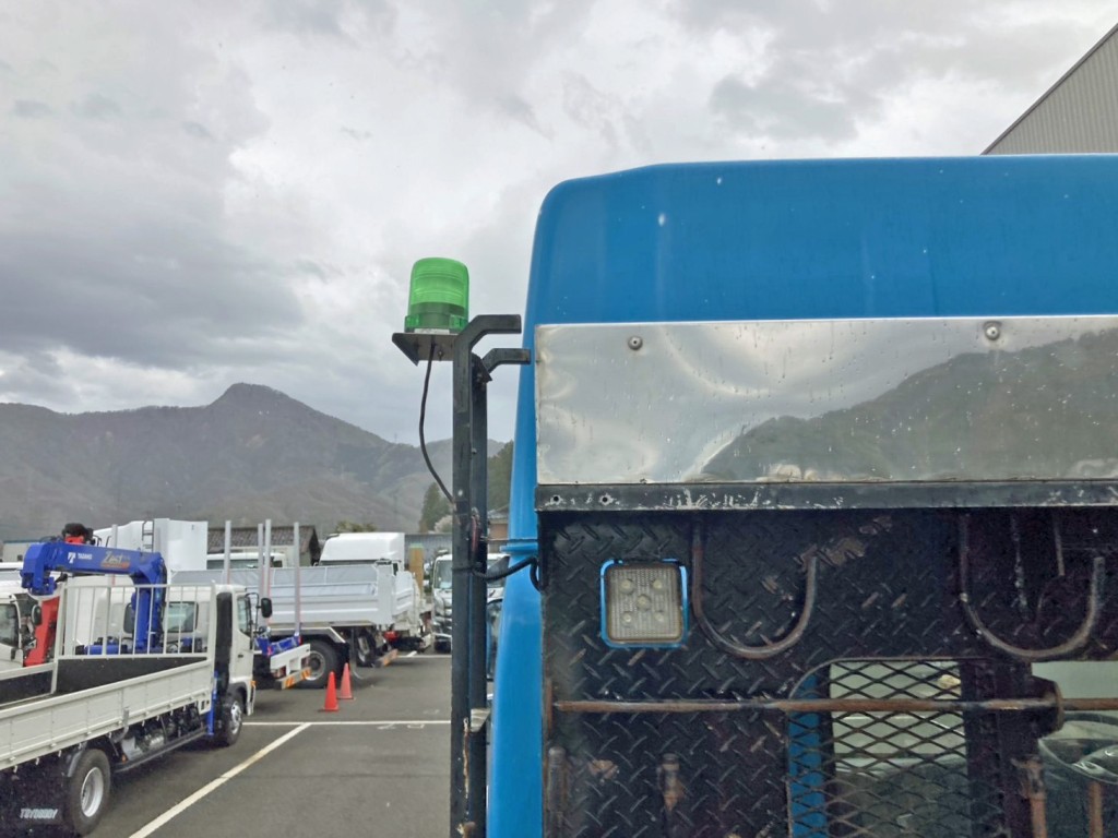 左右回転灯取り付け分全幅オーバーしています。(助手席側)|日野 プロフィア 2DG-SS1EKHAの写真13