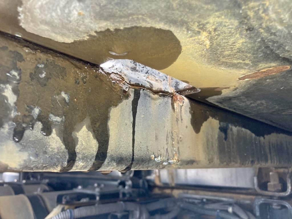 踊り場運転席側前方の横ネタに亀裂があります。|日野 プロフィア 2DG-SS1EKHAの写真16