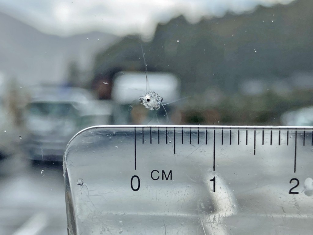 フロントガラスの運転席側正面に飛び石跡があります。|日野 プロフィア 2DG-SS1EKHAの写真24