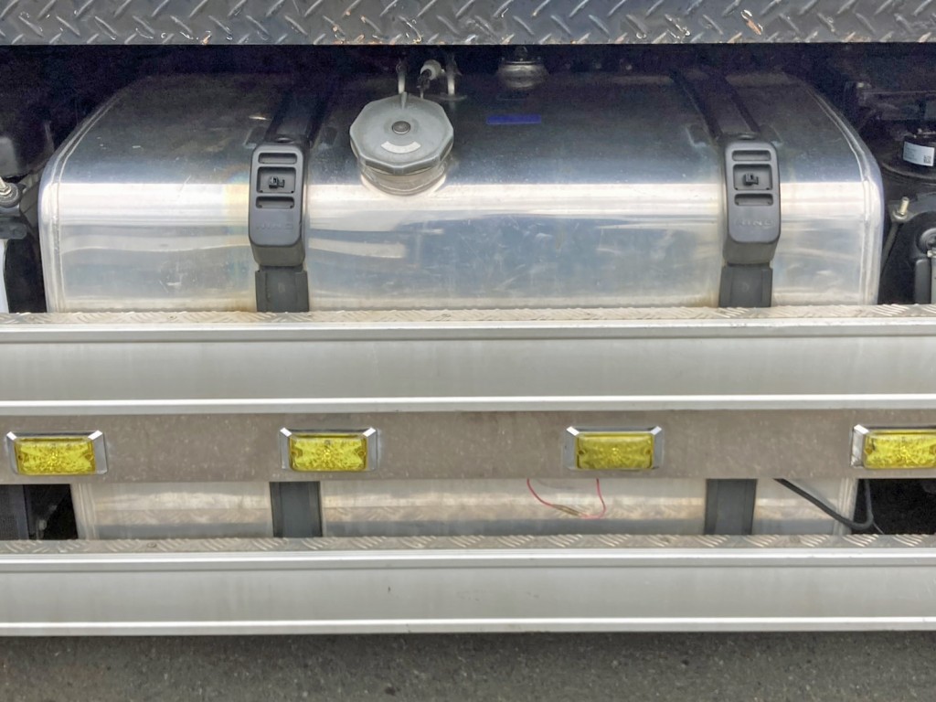 燃料タンクは390Lアルミ製です。|日野 プロフィア 2DG-SS1EKHAの写真25