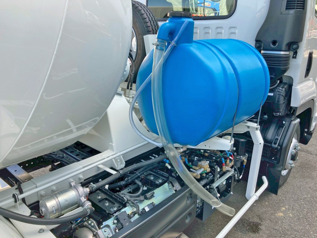 運転席側に水タンクが付いています。|いすゞ フォワード 2PG-FRR90S4(2WD)の写真18