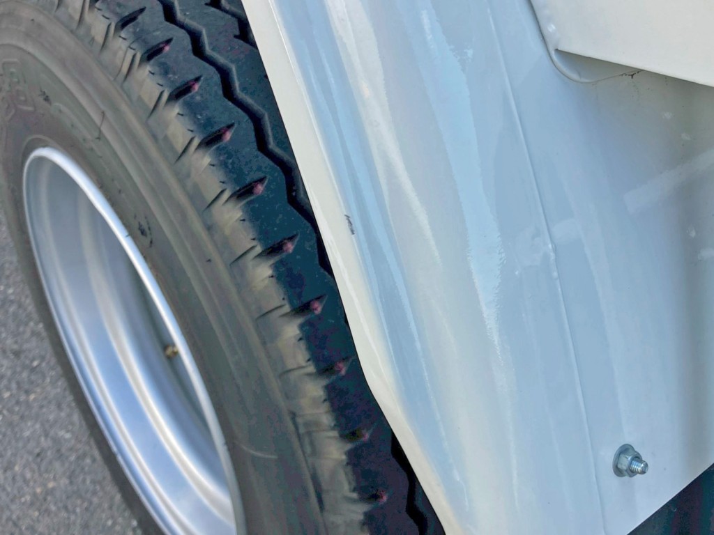 助手席側リヤフェンダーに小キズがあります。|いすゞ フォワード 2PG-FRR90S4(2WD)の写真19