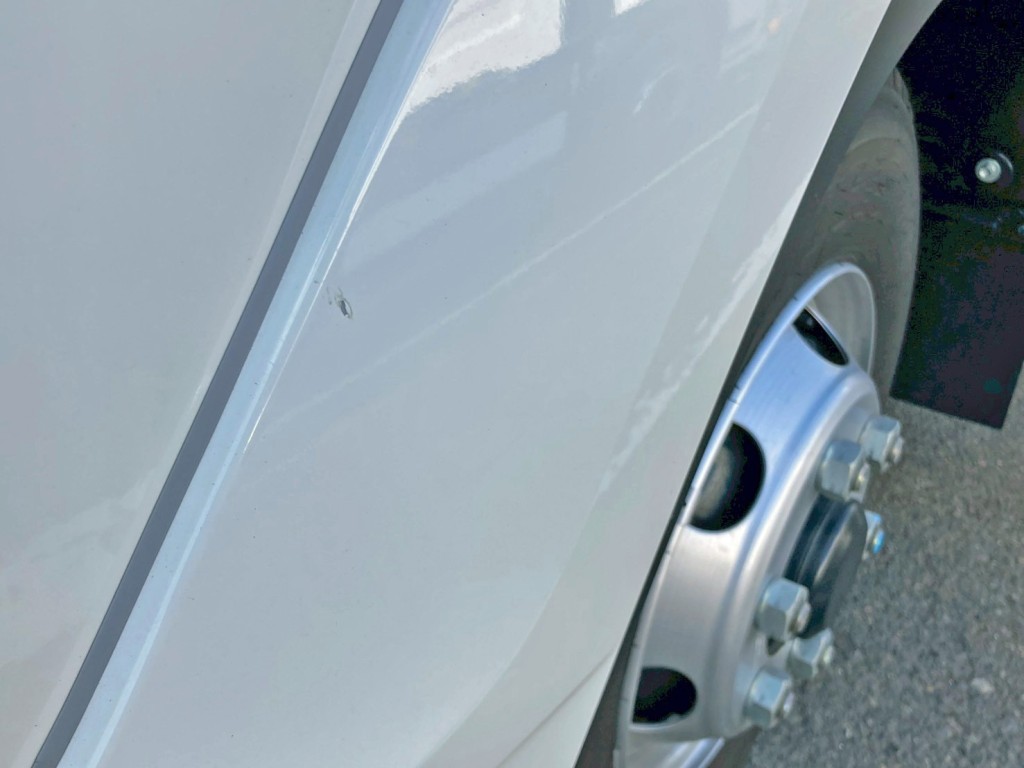 助手席側フロントフェンダーに小キズがあります。|いすゞ フォワード 2PG-FRR90S4(2WD)の写真20