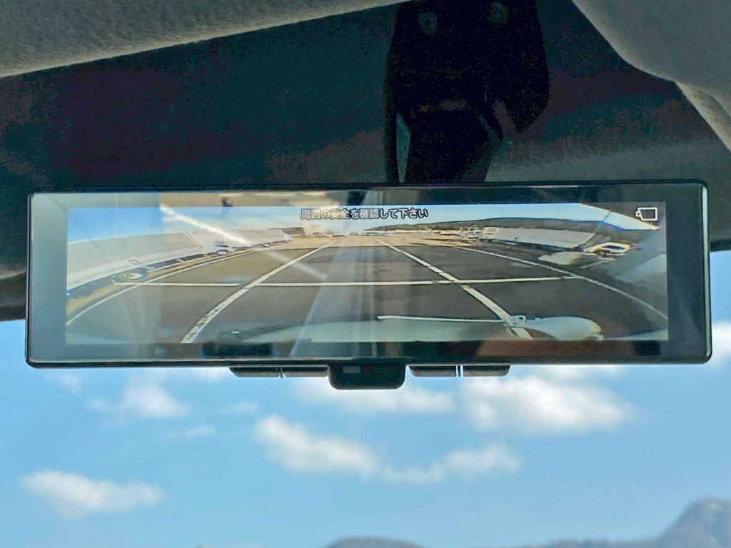 ルームミラーはバックモニターに切り替わります。|いすゞ フォワード 2PG-FRR90S4(2WD)の写真24