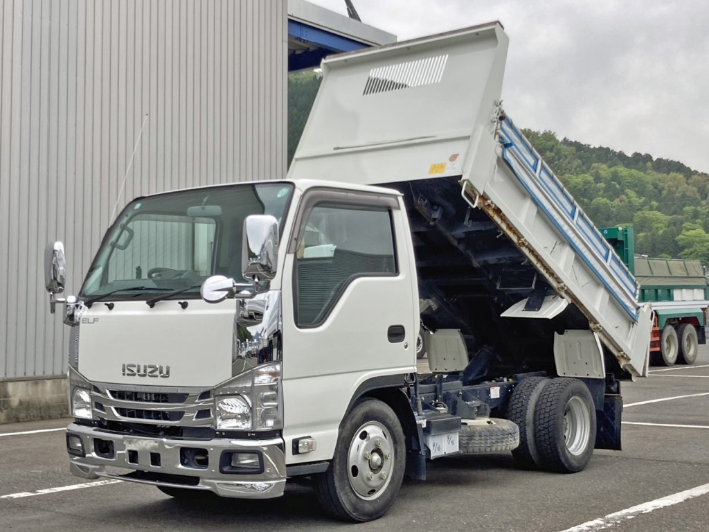 フロント周り、メッキパーツで飾っています。|いすゞ エルフ 2RG-NKR88AD(2WD)の写真1