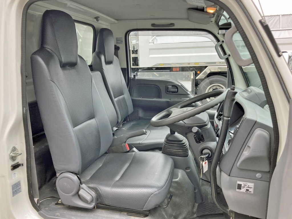 乗車定員は3名です。|いすゞ エルフ 2RG-NKR88AD(2WD)の写真7