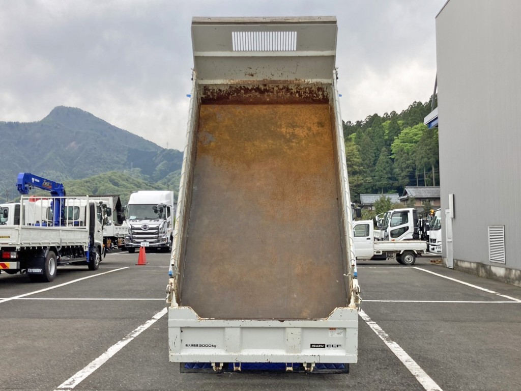 床は鉄板です。|いすゞ エルフ 2RG-NKR88AD(2WD)の写真8