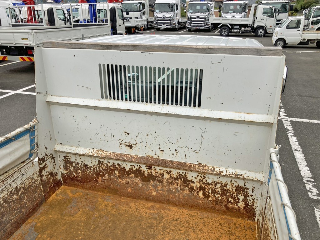 プロテクターはアングル加工されています。|いすゞ エルフ 2RG-NKR88AD(2WD)の写真10