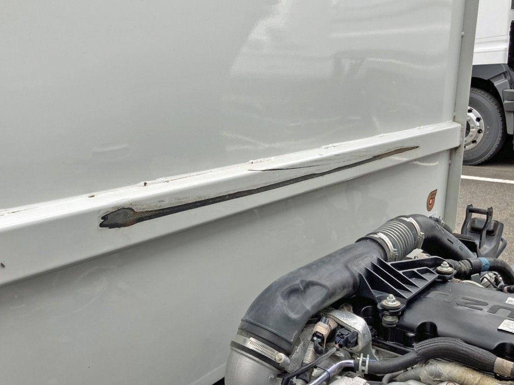 前壁骨組みにキズがあります。|いすゞ エルフ 2RG-NKR88AD(2WD)の写真12