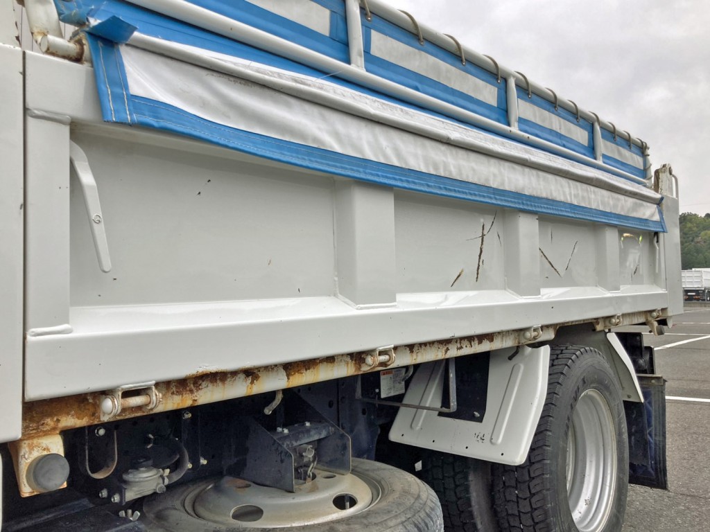 助手席側サイドレール 及び アオリ後方にキズ・サビがあります。|いすゞ エルフ 2RG-NKR88AD(2WD)の写真18