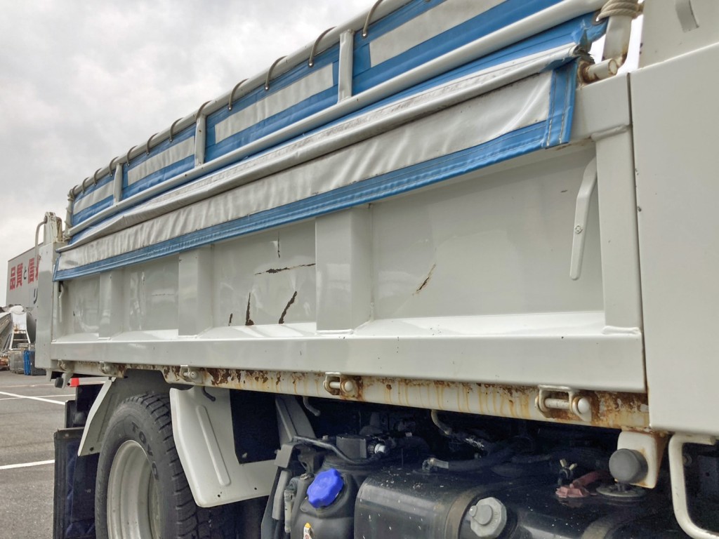 運転席側サイドレール 及び アオリ後方にキズ・サビがあります。|いすゞ エルフ 2RG-NKR88AD(2WD)の写真19