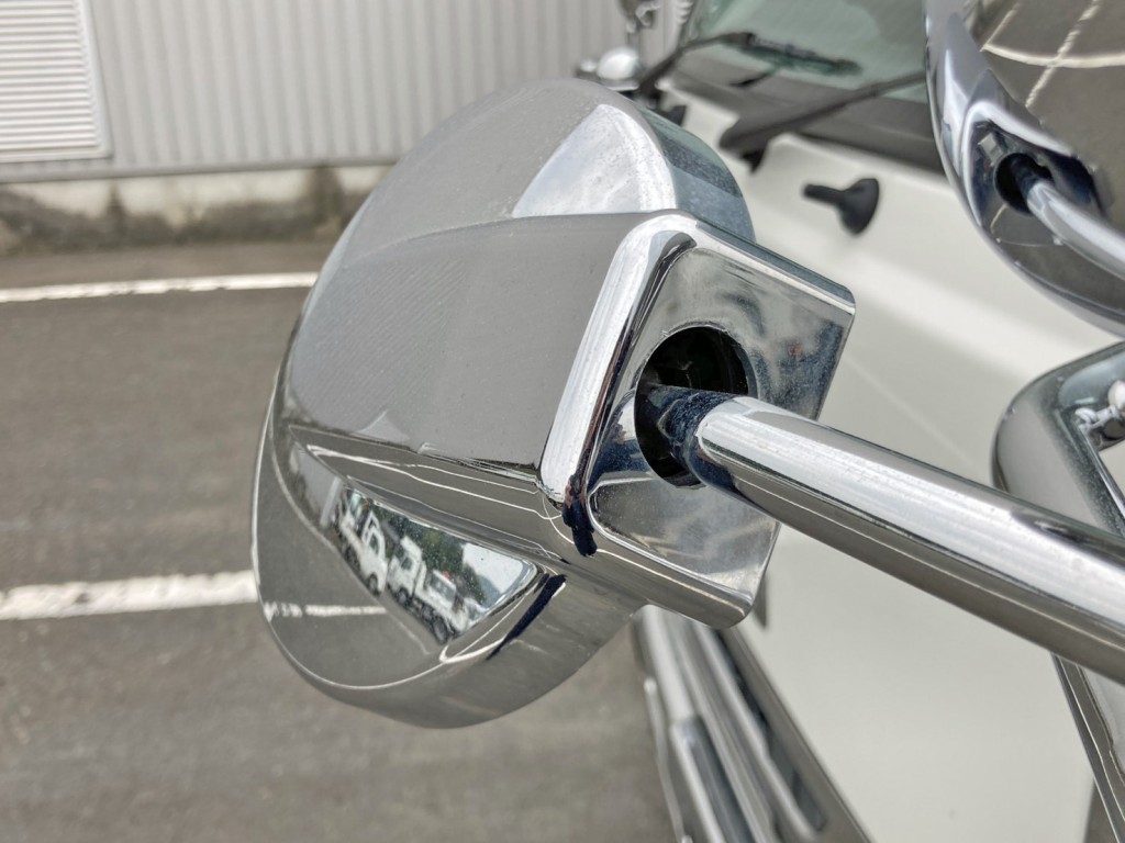 フロントアンダーミラー取付部に割れがあります。|いすゞ エルフ 2RG-NKR88AD(2WD)の写真20