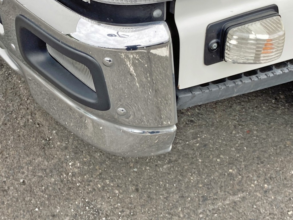 フロントバンパー助手席側に少々曲がりがあります。|いすゞ エルフ 2RG-NKR88AD(2WD)の写真21