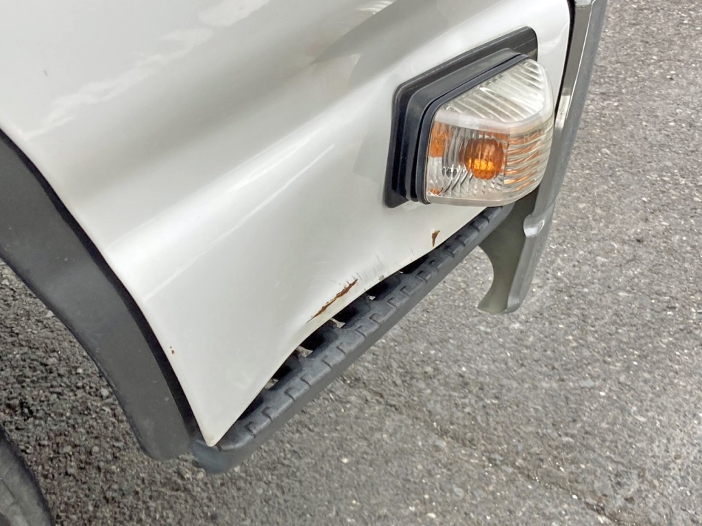 運転席ドアにヘコミ・サビがあります。|いすゞ エルフ 2RG-NKR88AD(2WD)の写真22