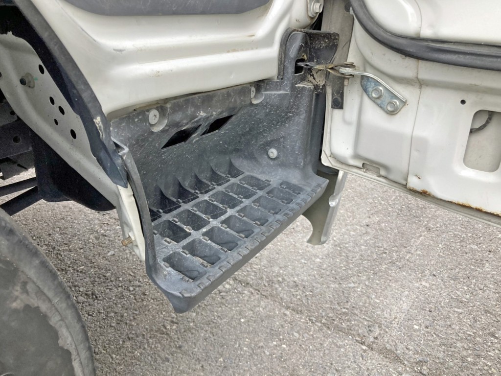 運転席側ステップに曲がりがあります。|いすゞ エルフ 2RG-NKR88AD(2WD)の写真23