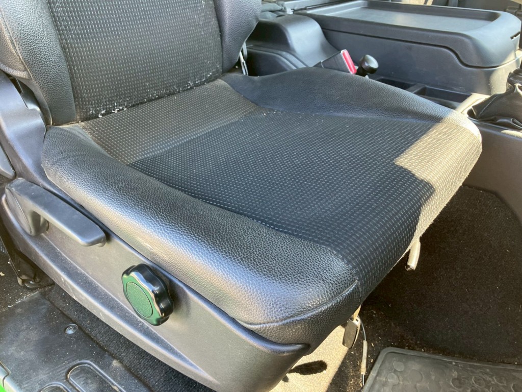 運転席シートにヘタリがあります。|三菱 ファイター 2KG-FK62F(2WD)の写真8