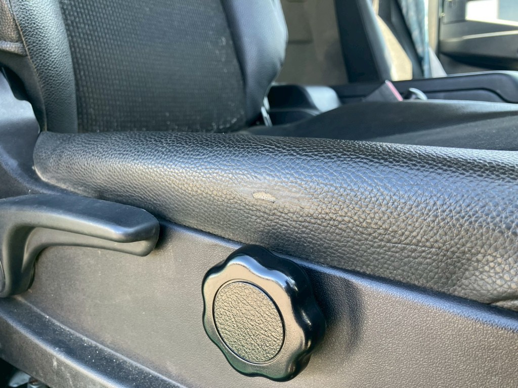 運転席シートに破れがあります。|三菱 ファイター 2KG-FK62F(2WD)の写真9