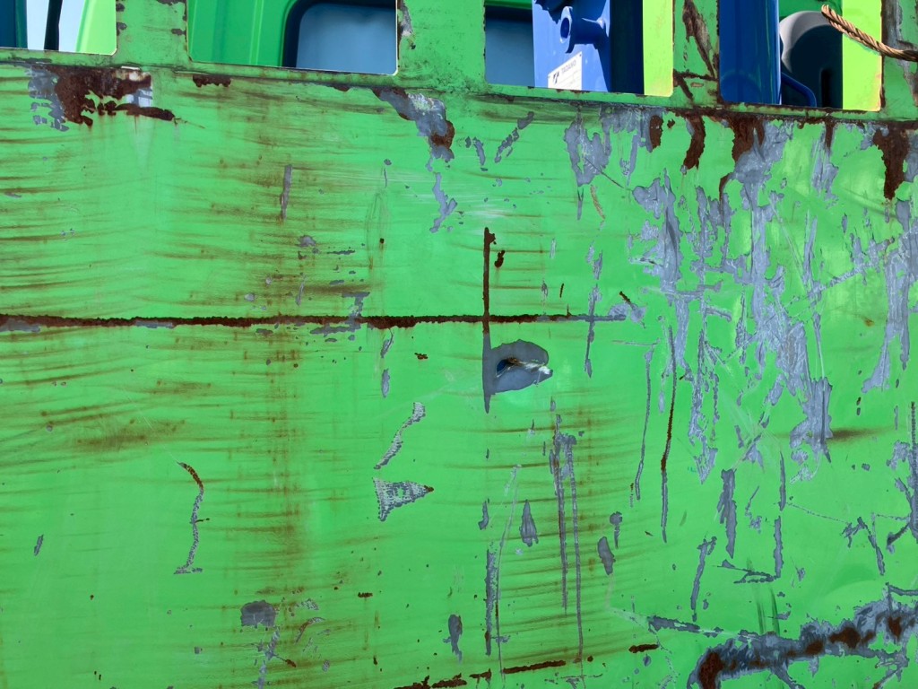 前壁にヘコミ・穴があります。|三菱 ファイター 2KG-FK62F(2WD)の写真13