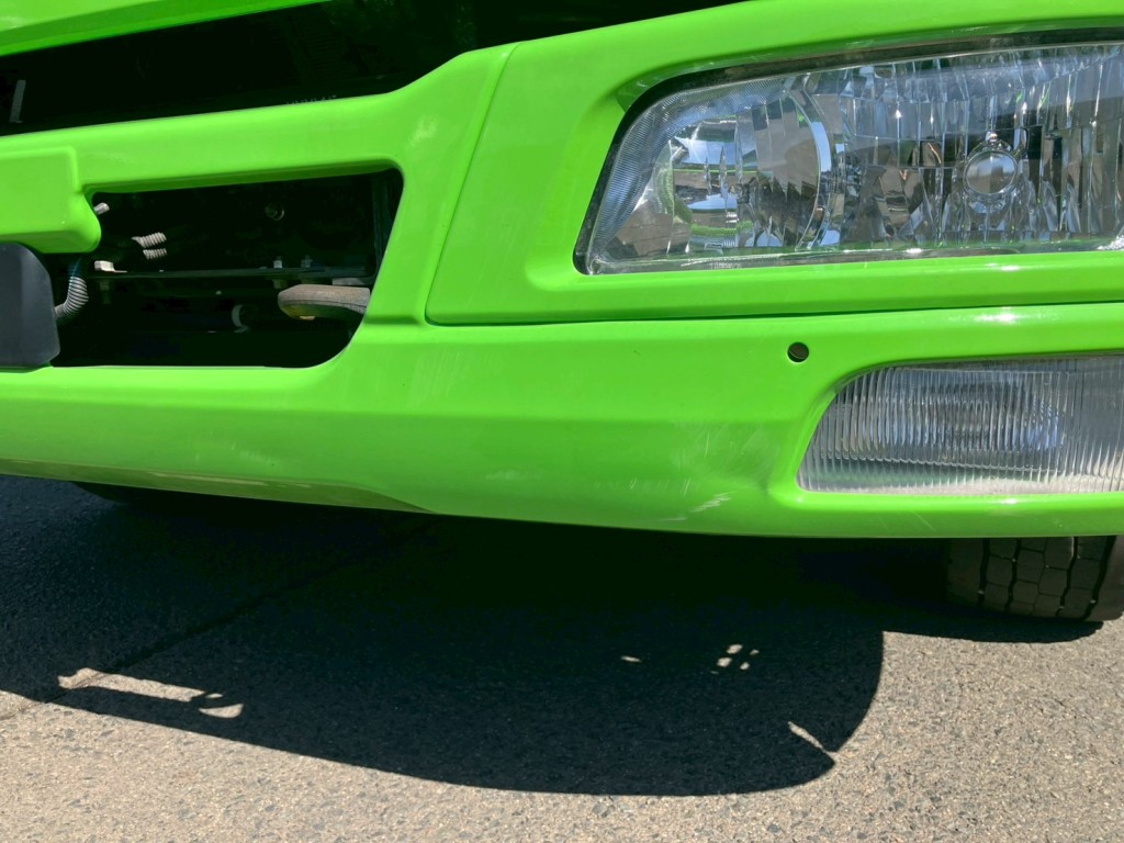 フロントバンパーにキズ・ヘコミがあります。|三菱 ファイター 2KG-FK62F(2WD)の写真25