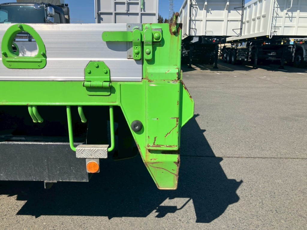 助手席側化粧板側面にキズ・サビ・ヘコミがあります。|三菱 ファイター 2KG-FK62F(2WD)の写真31