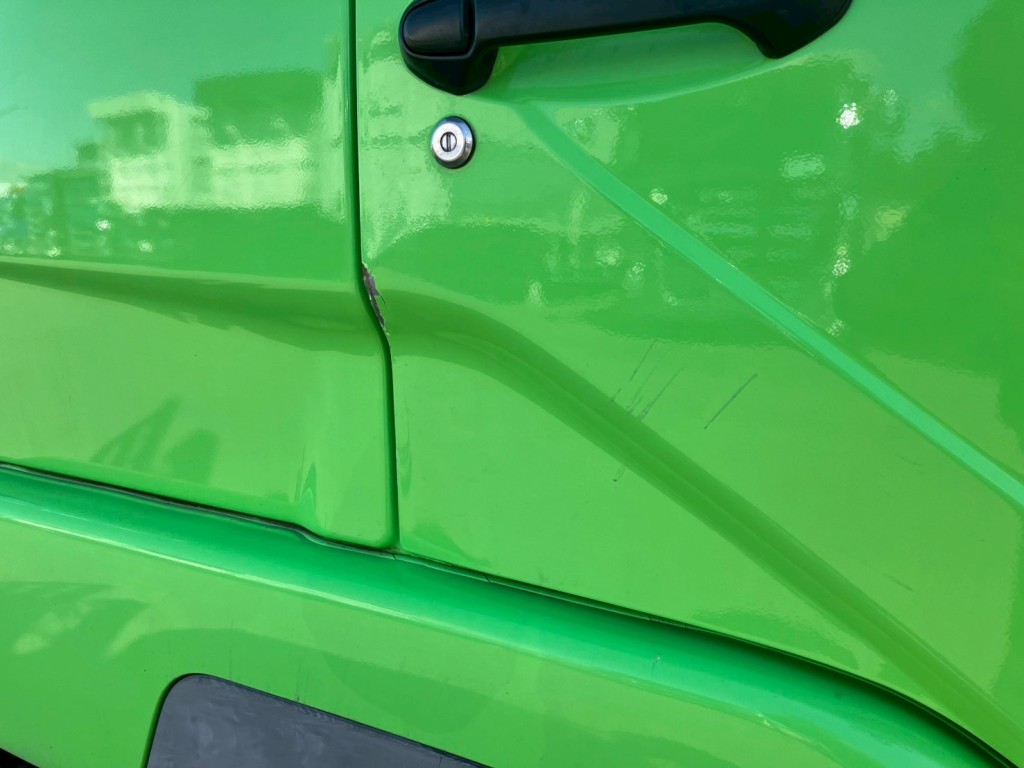 運転席側ドアにキズ・サビ・歪みがあります。|三菱 ファイター 2KG-FK62F(2WD)の写真35