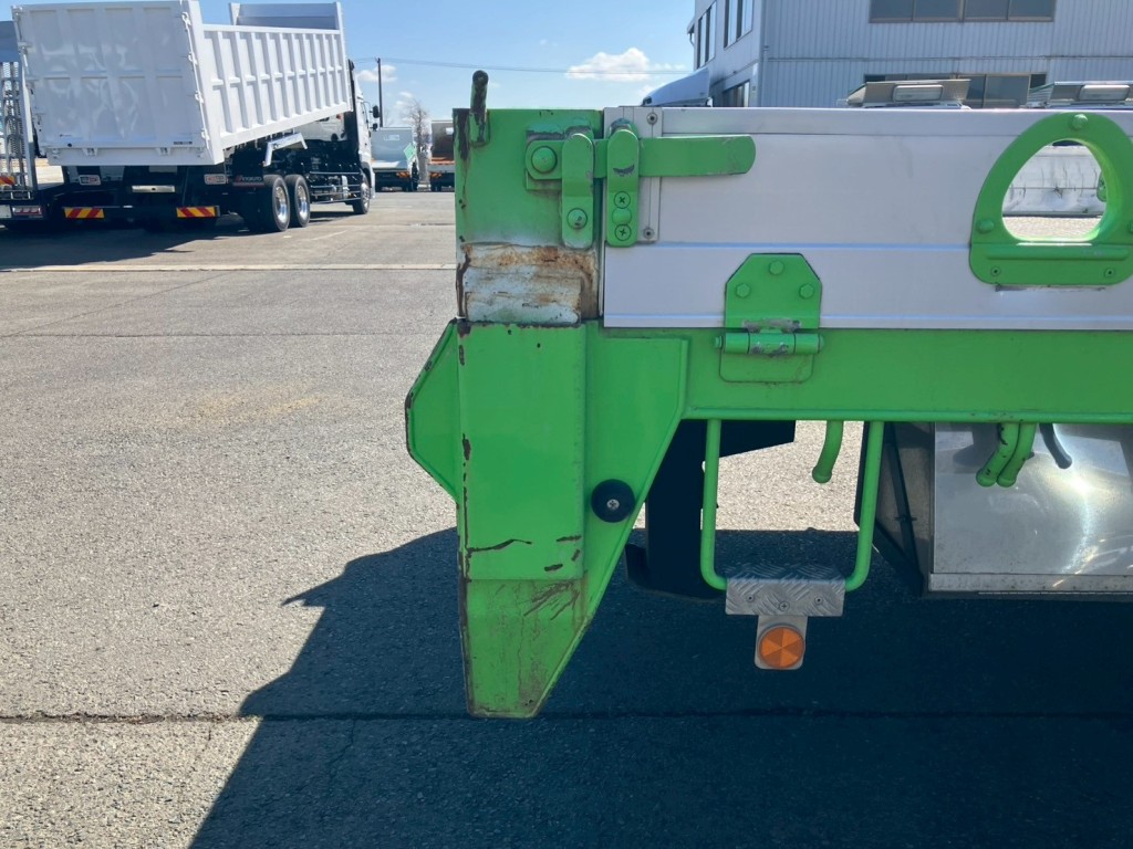 運転席側化粧板側面にキズ・サビ・ヘコミがあります。|三菱 ファイター 2KG-FK62F(2WD)の写真39