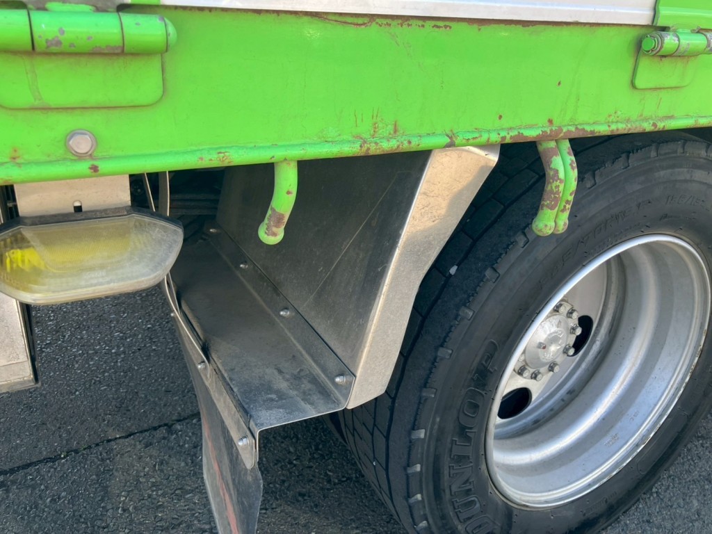 運転席側リアフェンダーにヘコミがあります。|三菱 ファイター 2KG-FK62F(2WD)の写真40