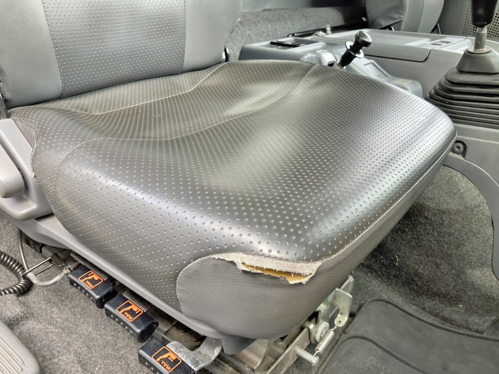 運転席座面にヘタリ・破れがあります。|いすゞ フォワード 2PG-FTR90V2の写真8