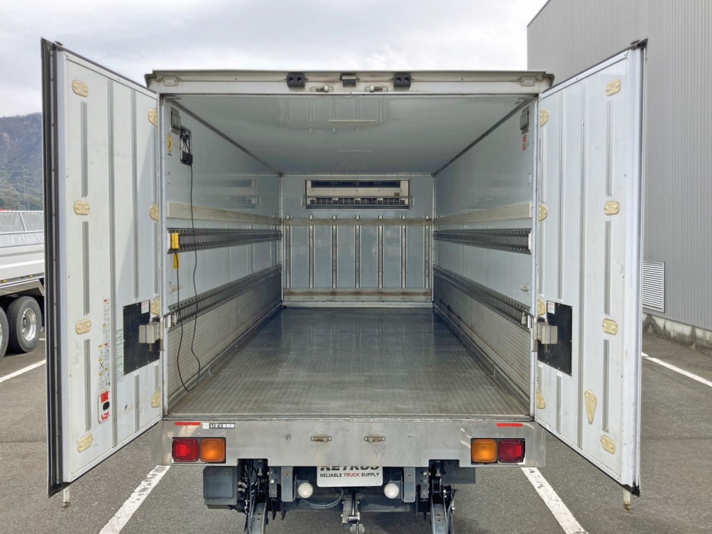 リヤドアは90℃ストッパー付きです。|いすゞ フォワード 2PG-FTR90V2の写真10