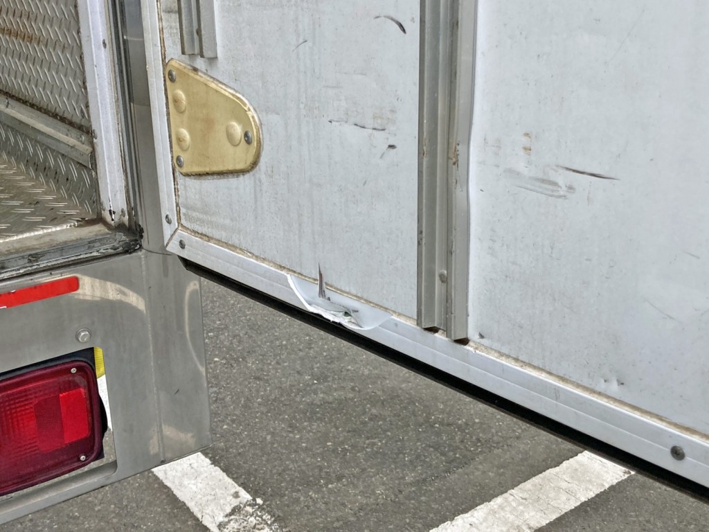 運転席ドア内側に割れがあります。|いすゞ フォワード 2PG-FTR90V2の写真13
