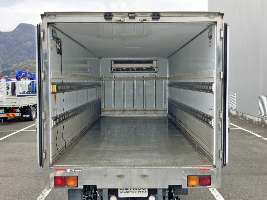 門口周りはステンレス製です。|いすゞ フォワード 2PG-FTR90V2の写真14