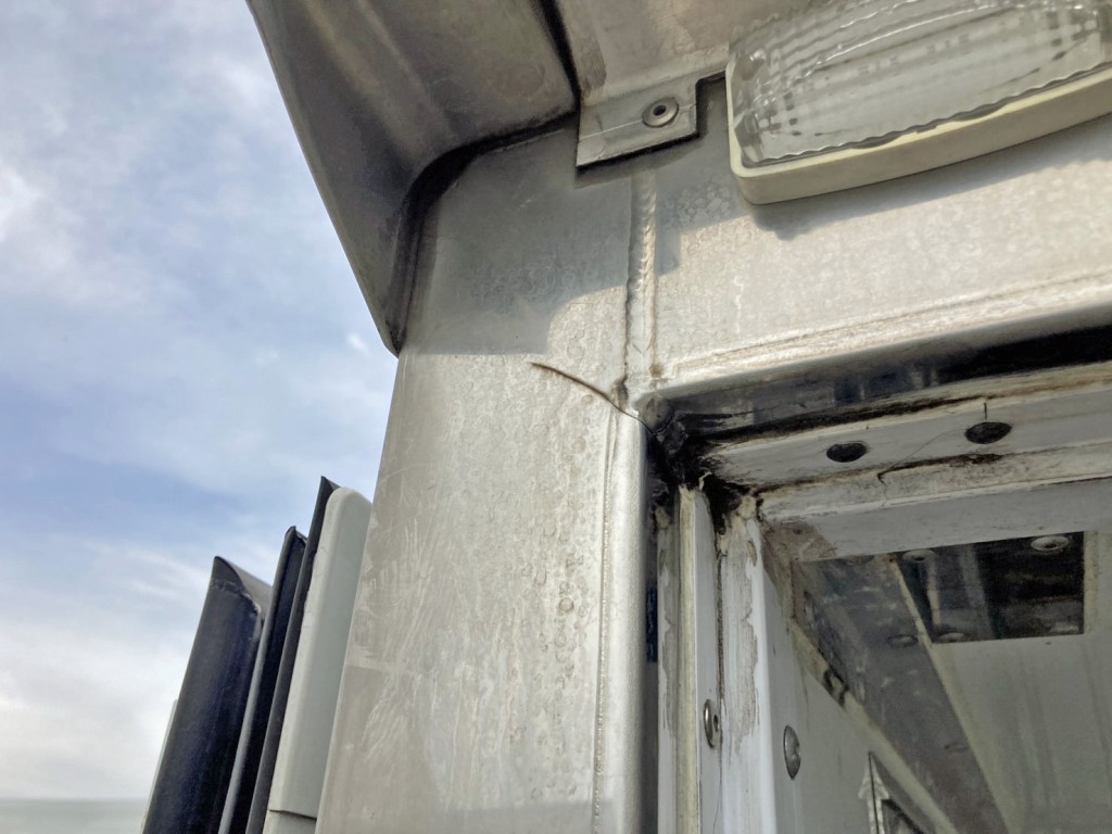 門口助手席側上部に亀裂があります。|いすゞ フォワード 2PG-FTR90V2の写真15
