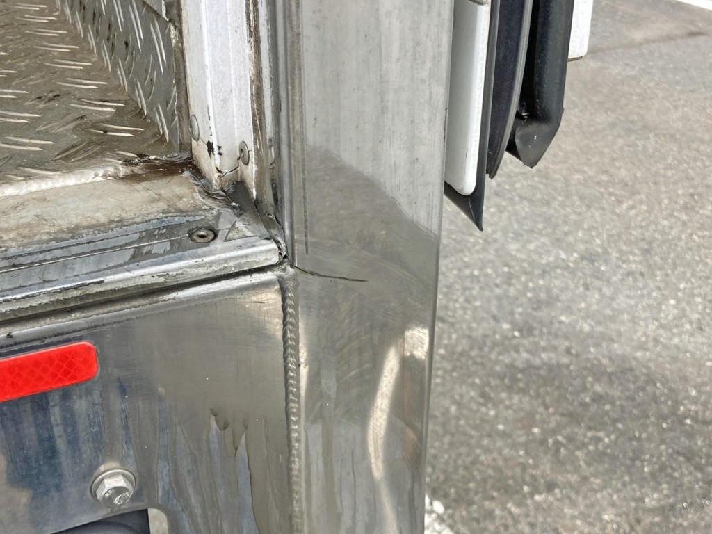 門口運転席側下部に亀裂があります。|いすゞ フォワード 2PG-FTR90V2の写真16