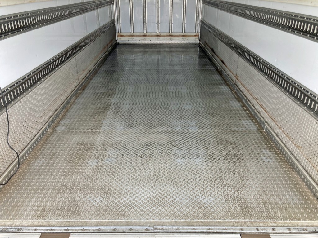 床は縞板アルミです。|いすゞ フォワード 2PG-FTR90V2の写真17